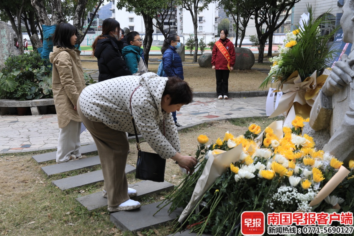 倾尽一人什么意思_一人一倾城的意思_倾尽一城花 只为奠一人