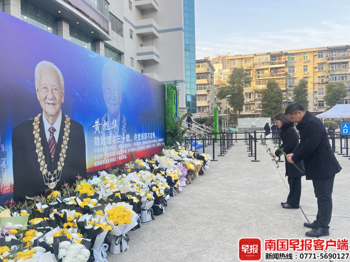 倾尽一城花 只为奠一人_一人一倾城的意思_倾尽一人什么意思