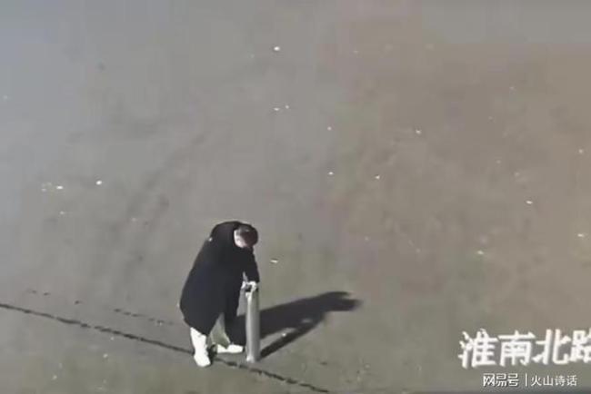 男子酒后点燃礼花弹被炸当场身亡 悲剧引发网络热议