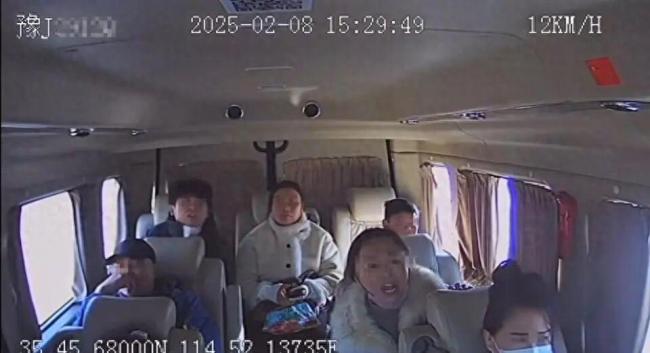 高速路女子与司机争吵 车辆失控