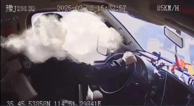 高速路女子与司机争吵 车辆失控 情绪失控酿成车祸