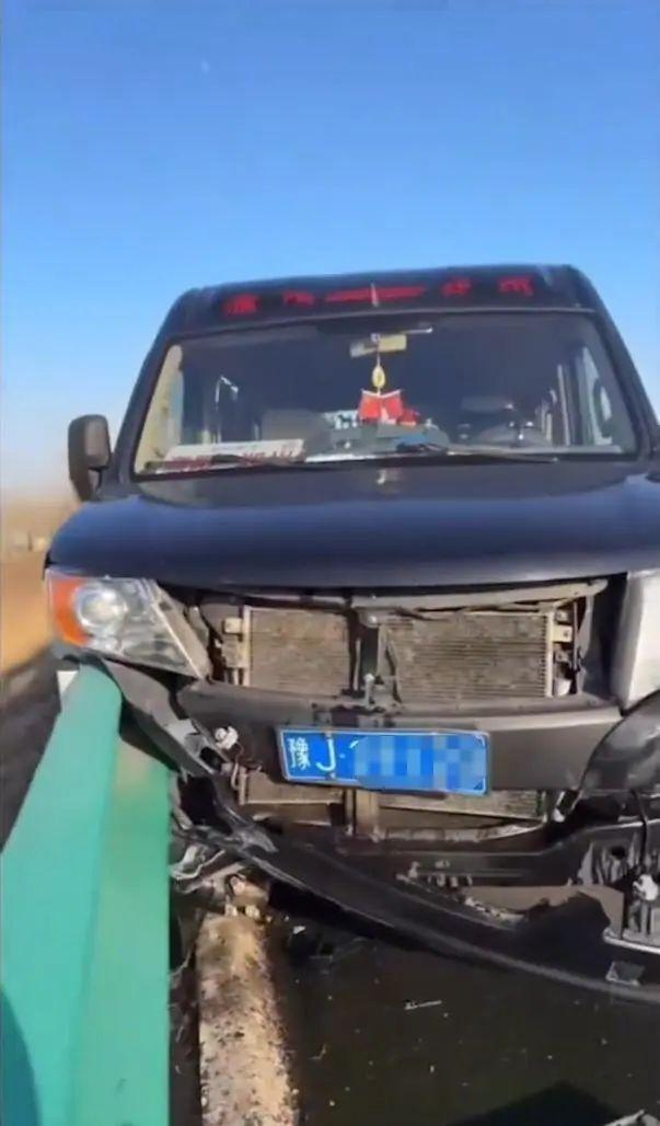 高速路女子与司机争吵 车辆失控 情绪失控酿成车祸