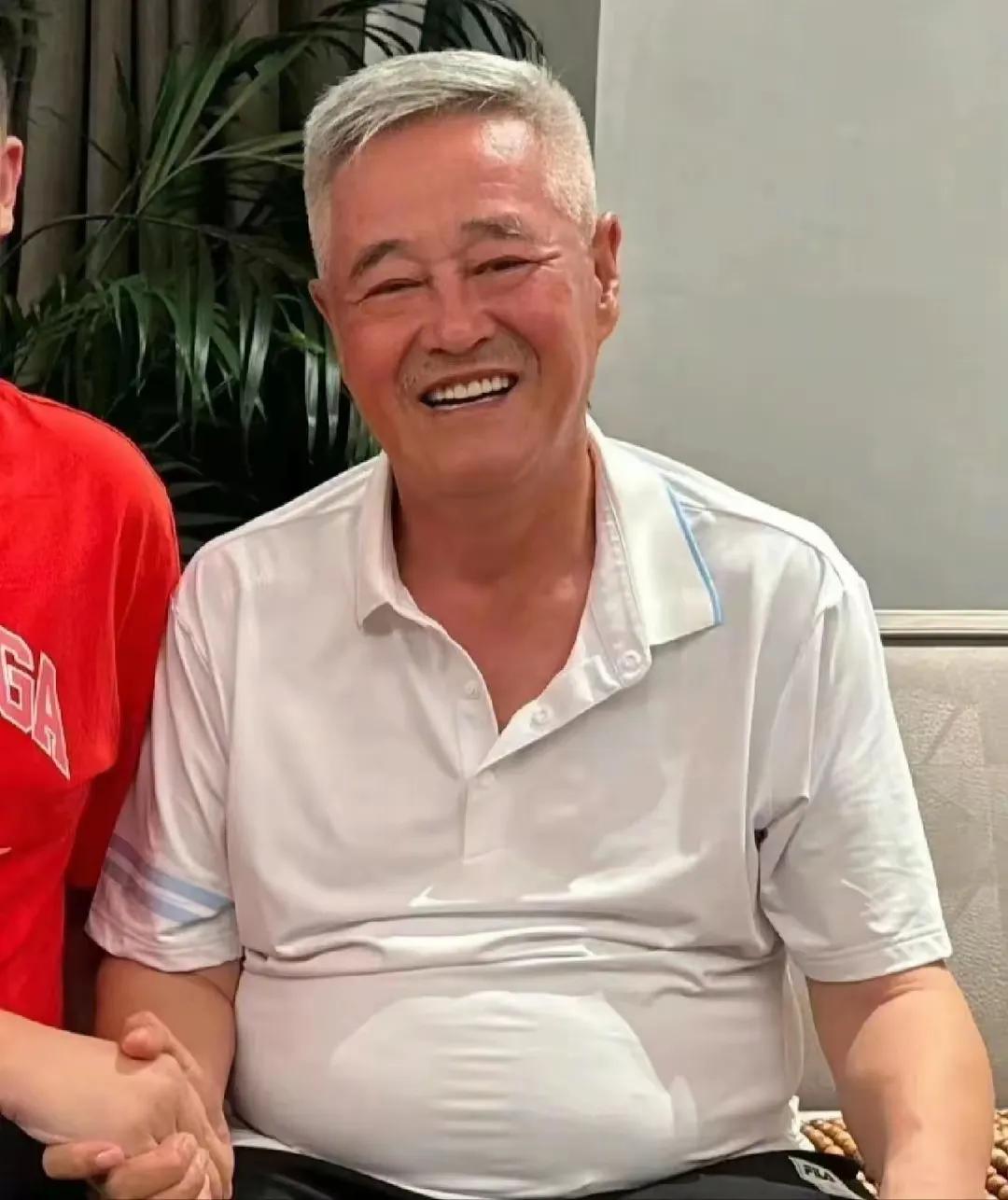 赵本山坐轮椅现身机场 知情人曝原因