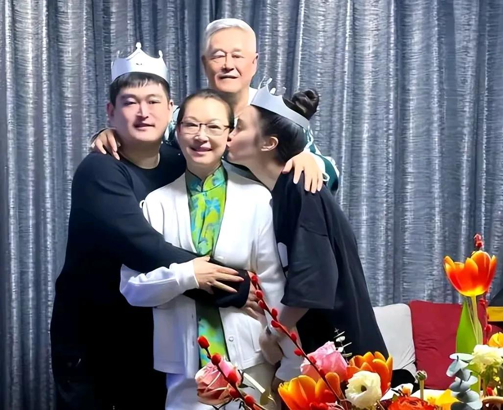 赵本山坐轮椅现身机场 知情人曝原因