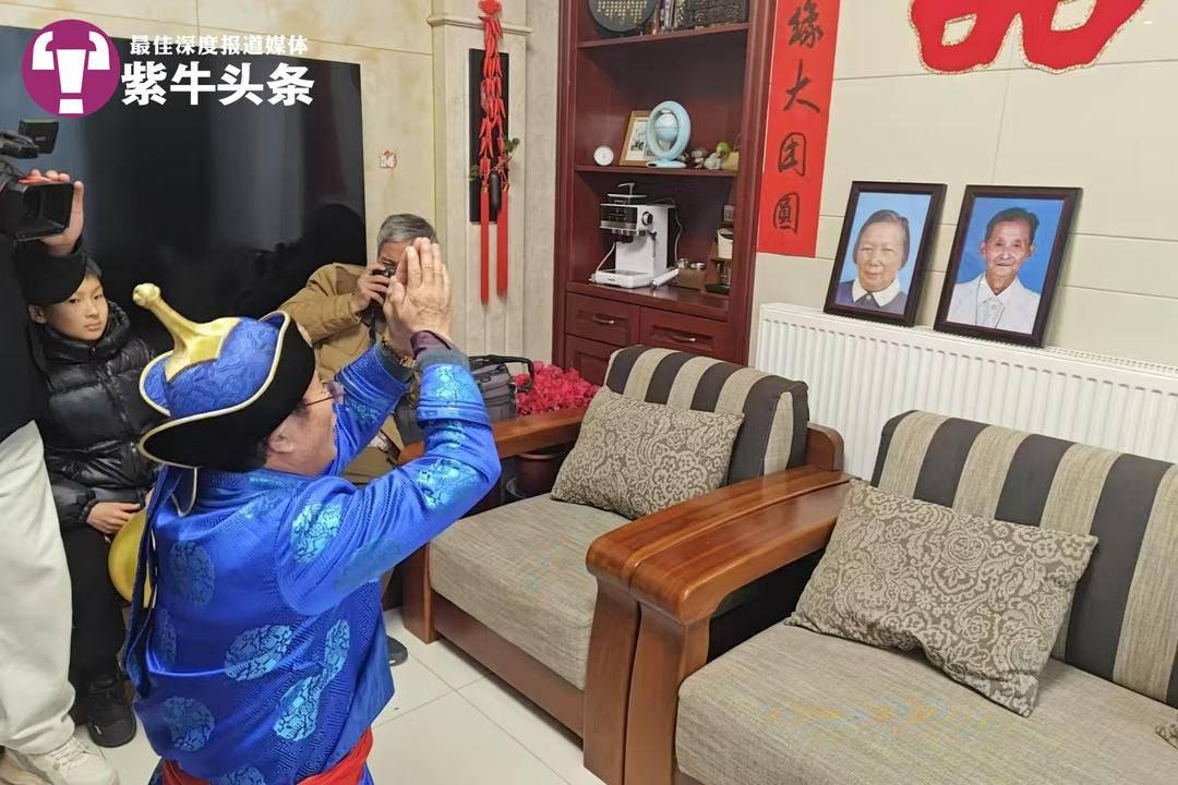 父母给儿女下跪会折多少福_上跪国家下跪父母_“国家的孩子”在父母遗像前下跪大哭