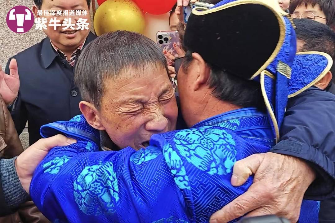 父母给儿女下跪会折多少福_上跪国家下跪父母_“国家的孩子”在父母遗像前下跪大哭