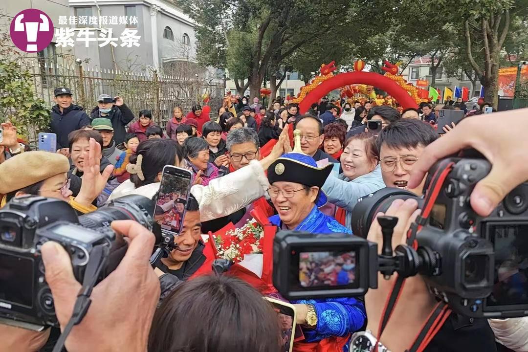 “国家的孩子”在父母遗像前下跪大哭_父母给儿女下跪会折多少福_上跪国家下跪父母