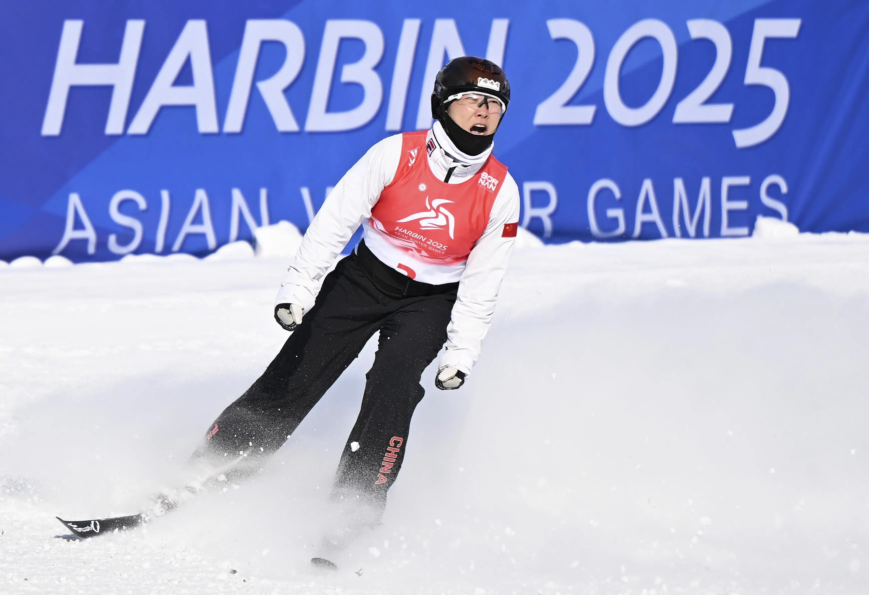 幼儿园开学哭闹视频_幼儿园开学哭闹案例_幼儿园开学第一天场面已失控