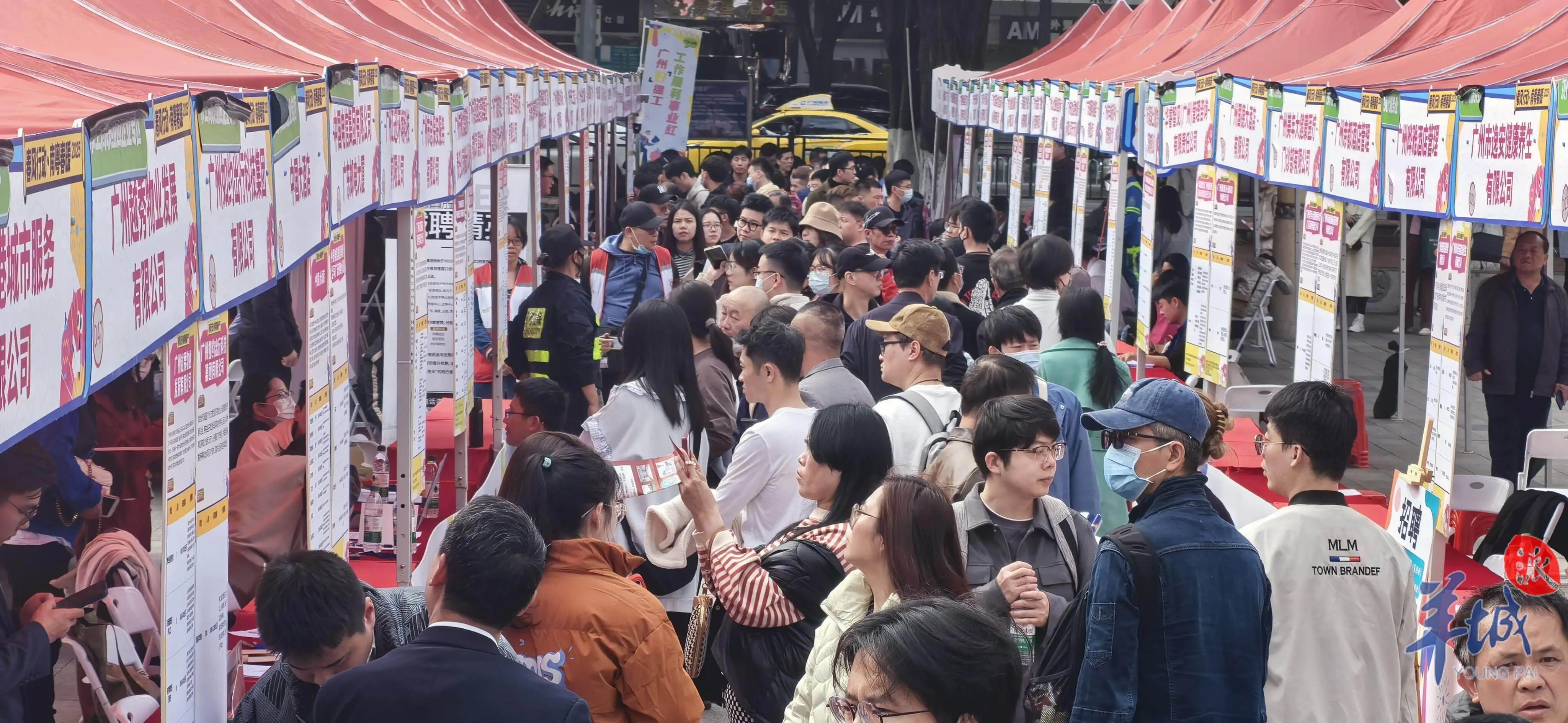 幼儿园开学第一天场面已失控_幼儿园开学哭闹案例_幼儿园开学哭闹视频
