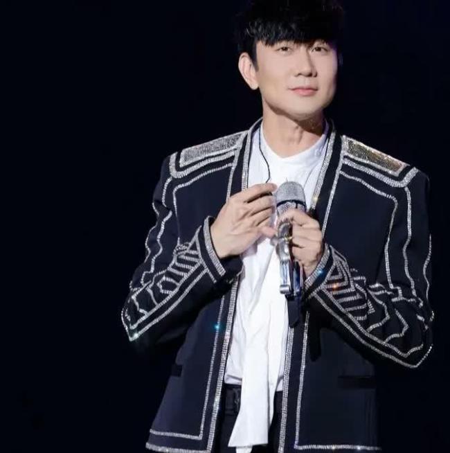 林俊杰吃饭被男粉贴脸大喊我爱你 粉丝热情引发热议