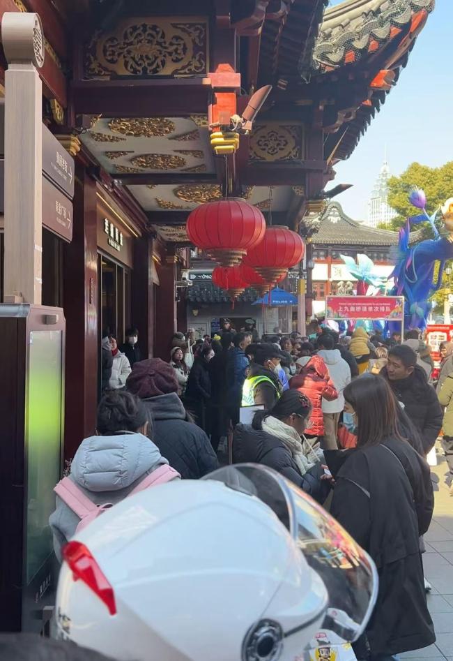 金价大涨年轻人拿父母老首饰换新 以旧换新热潮涌现