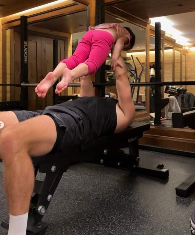 谢婷婷的哥哥_谢霆锋妹妹谢婷婷官宣恋情_谢霆锋谢婷婷小时候照片