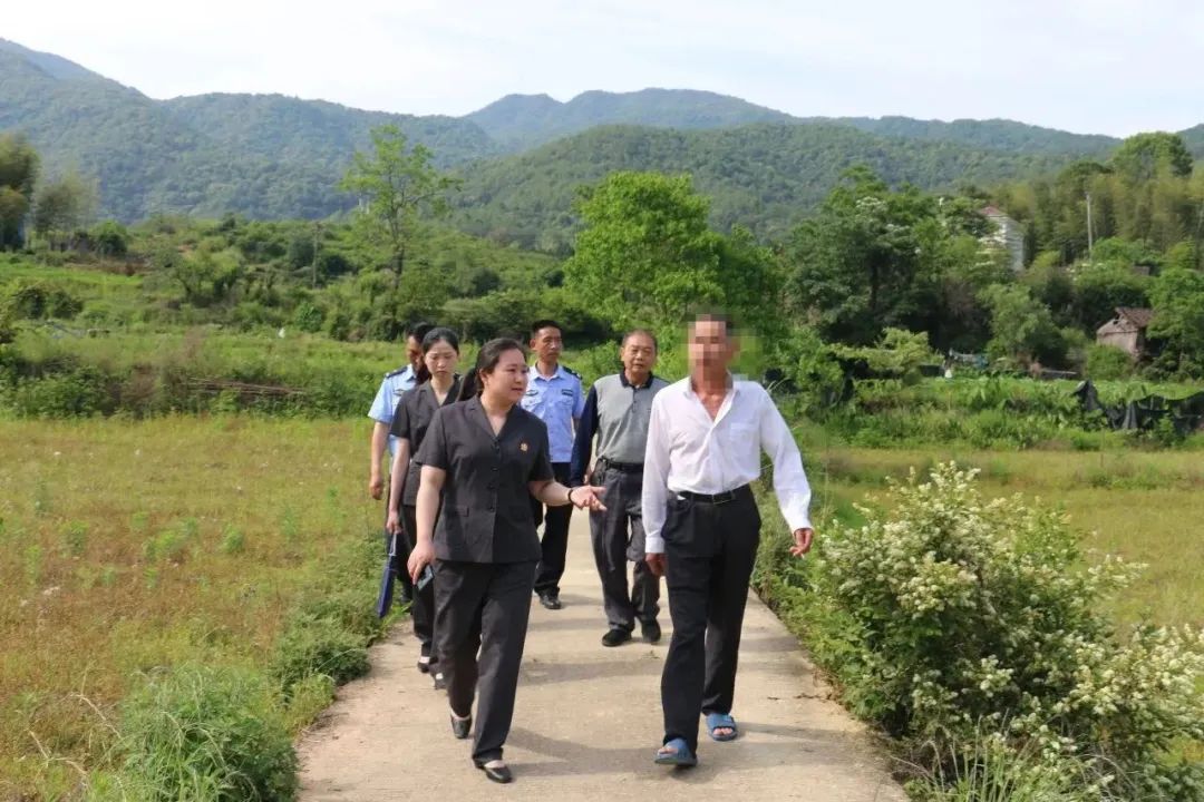 青山绿水间白云已走远是什么歌_绿水青山间_爱在青山绿水间