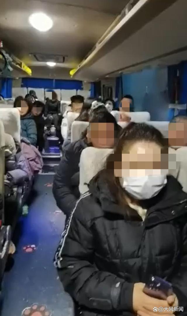 大巴雪天停无人区 游客称遭强迫购物 导游要求强制消费引发争执