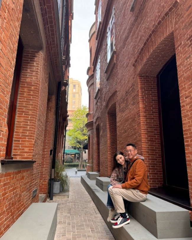 李嘉欣晒与许晋亨合照秀恩爱 低调奢华羡煞众人