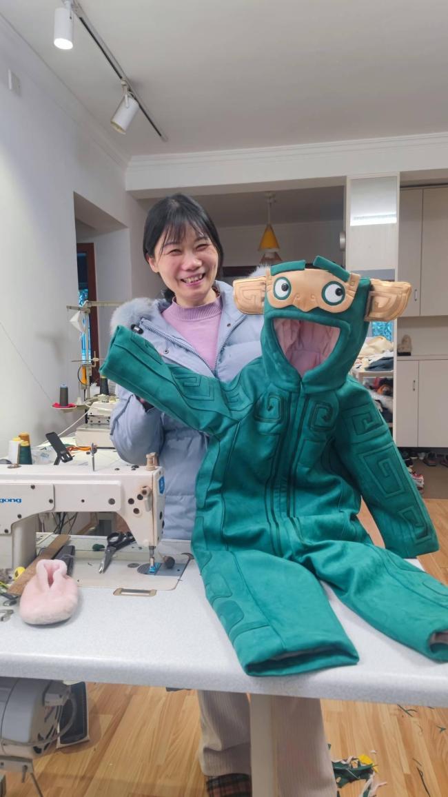 奶奶给孙女缝结界兽套装回头率爆表