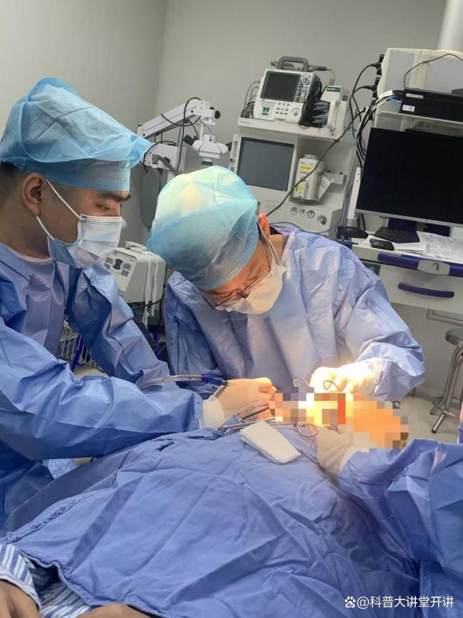 女子长年不摘耳环双耳“结葡萄”