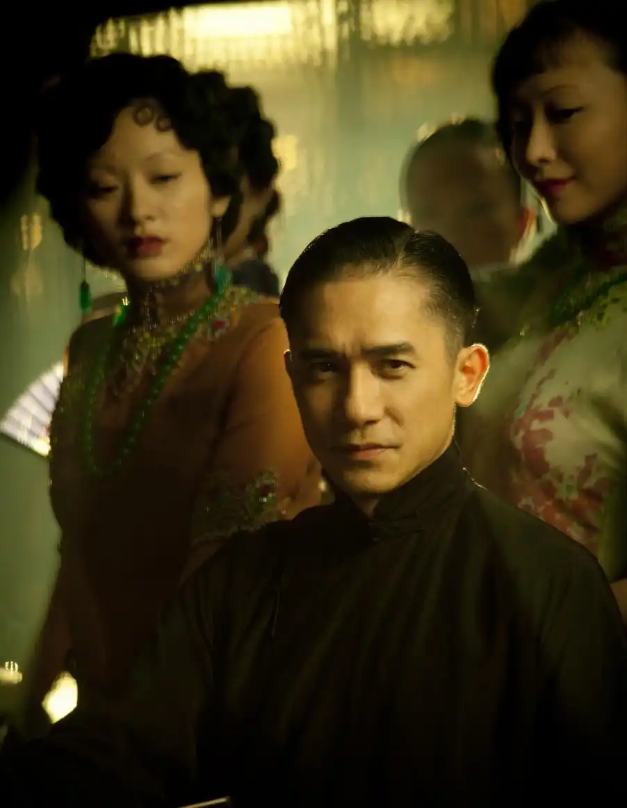 梁朝伟和日本_梁朝伟玩滑板新闻_62岁梁朝伟日本滑雪被偶遇