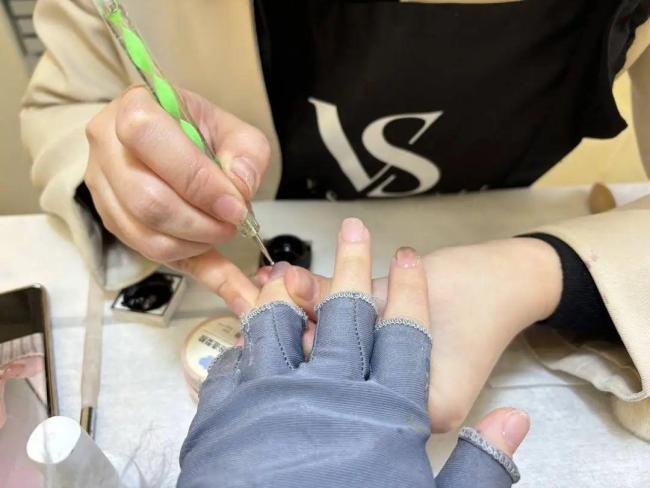 做美甲要留一个“救命指”