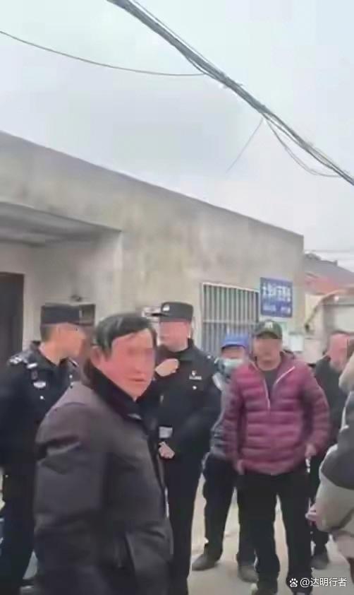 女司机进村送货被强索5000元过路费 拦路收费引发热议