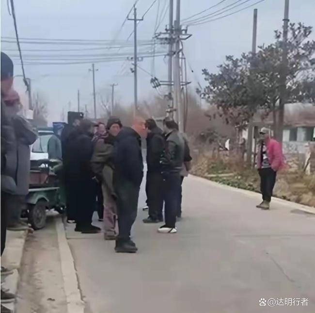 女司机进村送货被强索5000元过路费 拦路收费引发热议