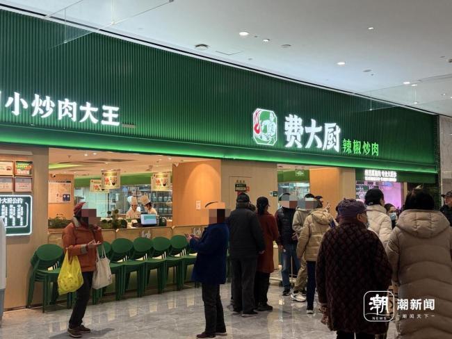 杭州网红餐厅吃饭要排9小时队 黄牛泛滥引发争议