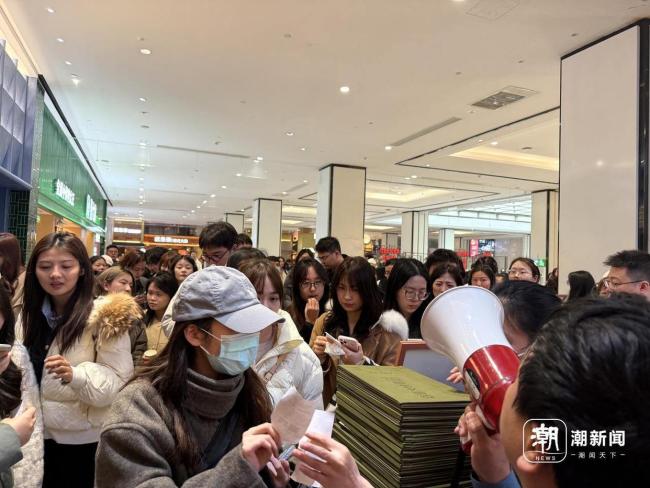 杭州网红餐厅吃饭要排9小时队 黄牛泛滥引发争议