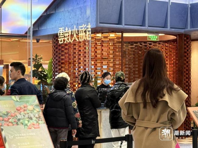 杭州网红餐厅吃饭要排9小时队 黄牛泛滥引发争议