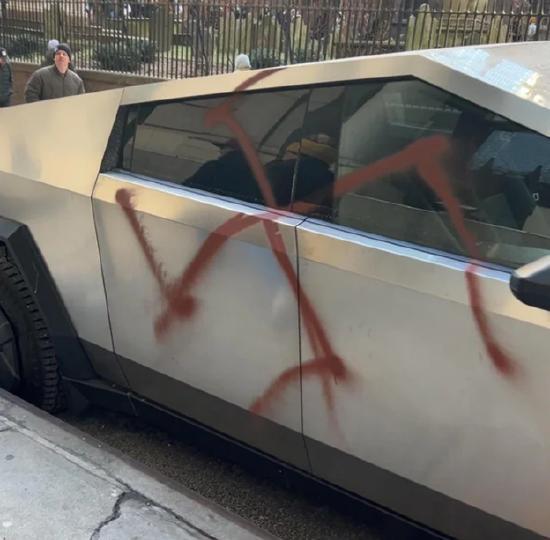 特斯拉美国车主被砸车喷漆放火