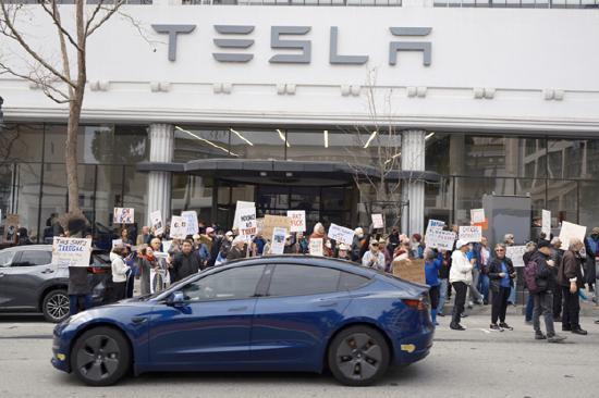 特斯拉美国车主被砸车喷漆放火 马斯克争议引发暴力事件