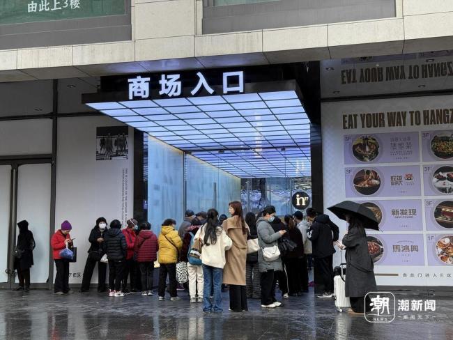 杭州网红餐厅吃饭要排9小时队 黄牛泛滥引发争议