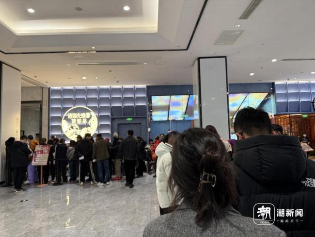 杭州网红餐厅吃饭要排9小时队 黄牛泛滥引发争议