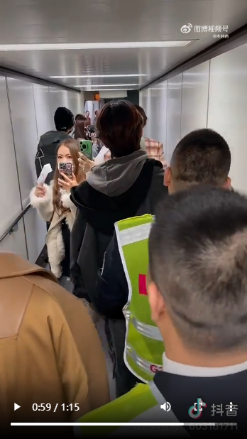 疑男团插队登机 粉丝与乘客起冲突_疑男团插队登机 粉丝与乘客起冲突_疑男团插队登机 粉丝与乘客起冲突