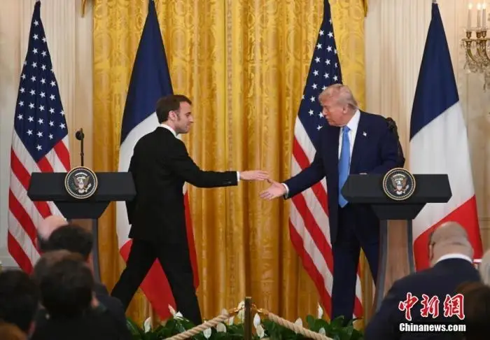 特朗普外交失礼_特朗普马克龙上演膝盖外交_特朗普外交首秀