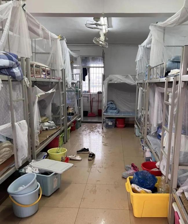 中学37平宿舍住14人 有人3天没洗澡 住宿条件引关注