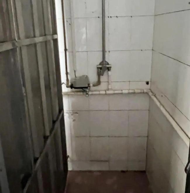 中学37平宿舍住14人 有人3天没洗澡 住宿条件引关注