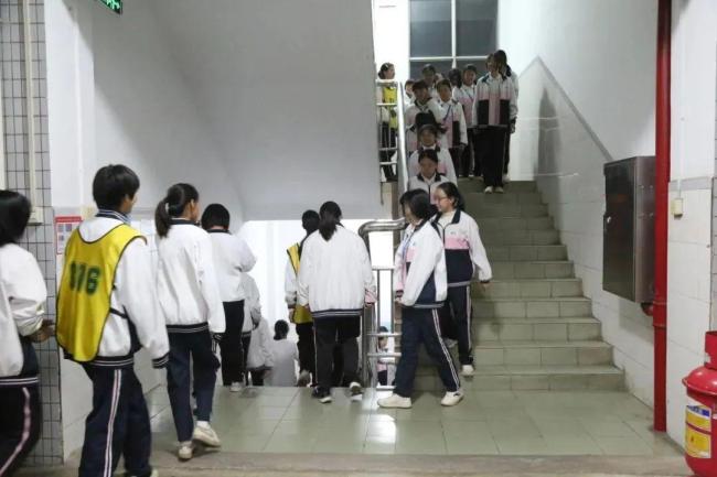 中学37平宿舍住14人 有人3天没洗澡 住宿条件引关注