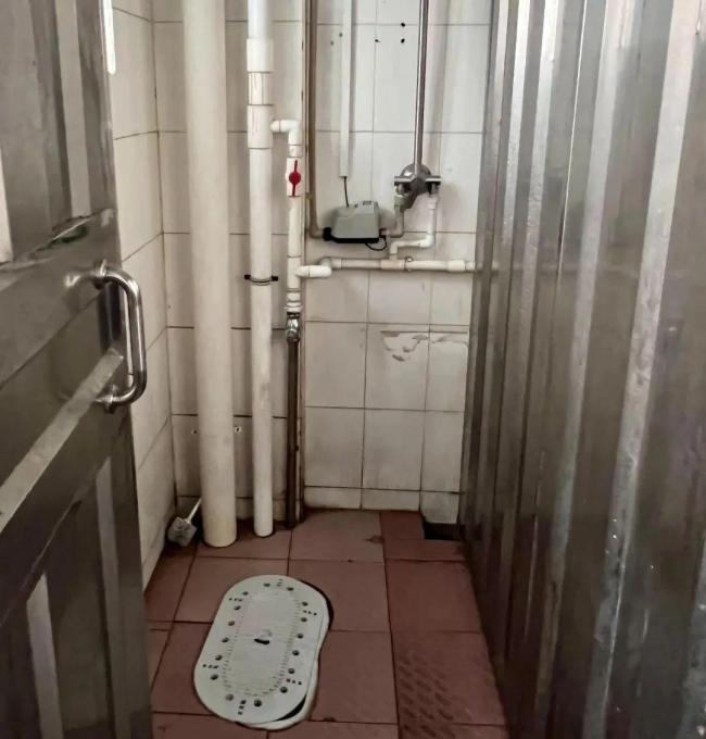 中学37平宿舍住14人 有人3天没洗澡 住宿条件引关注