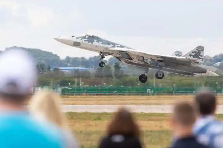 眉山情报科人员_名侦探柯南漫画1047话情报_美上百名情报人员因色情聊天被解雇