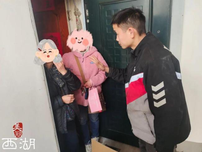 杭州95后快递小哥保住老人3万多元