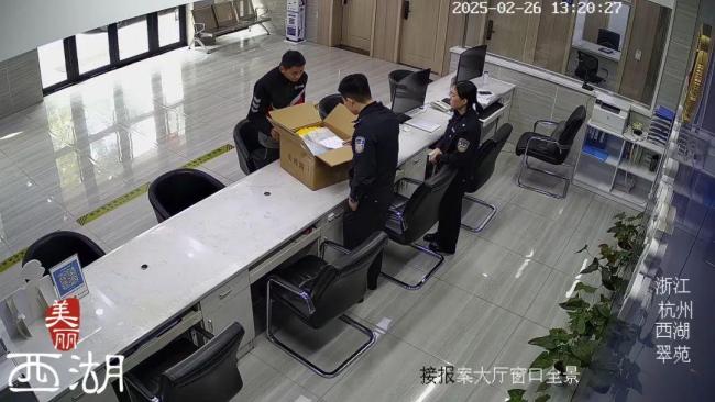 杭州95后快递小哥保住老人3万多元 机智识破保健品骗局