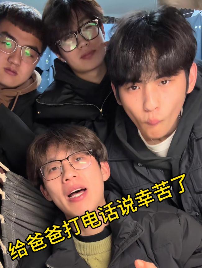 当男生宿舍给爸爸打电话说辛苦了
