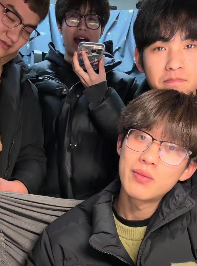 当男生宿舍给爸爸打电话说辛苦了 爱在沉默中流淌