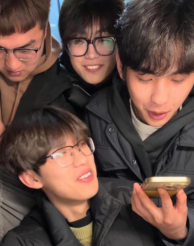 当男生宿舍给爸爸打电话说辛苦了 爱在沉默中流淌