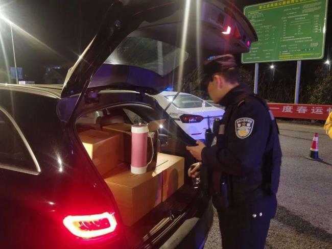 见到这种粉色“热水瓶”马上报警 实为危险“笑气”