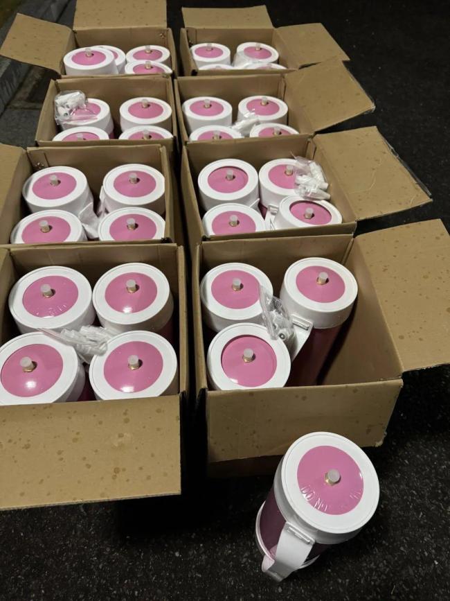 见到这种粉色“热水瓶”马上报警 实为危险“笑气”