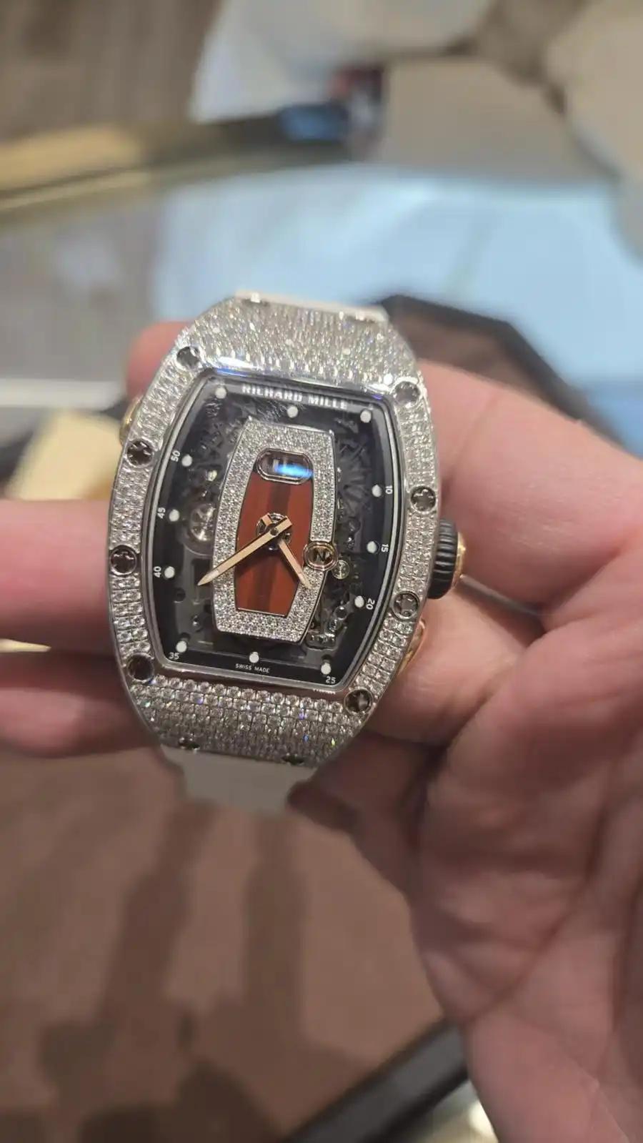 朋友搬家送表合适吗_搬新家时230万名表被好友顺走_好朋友搬走了的心情说说