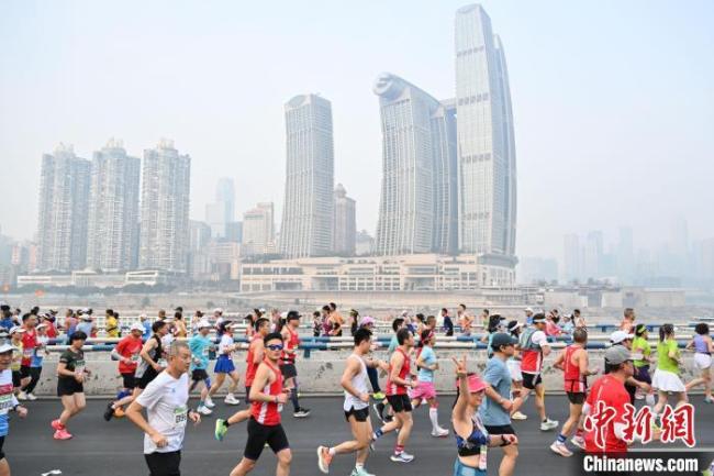 肯尼亚选手重马破纪录夺冠 刷新赛会纪录