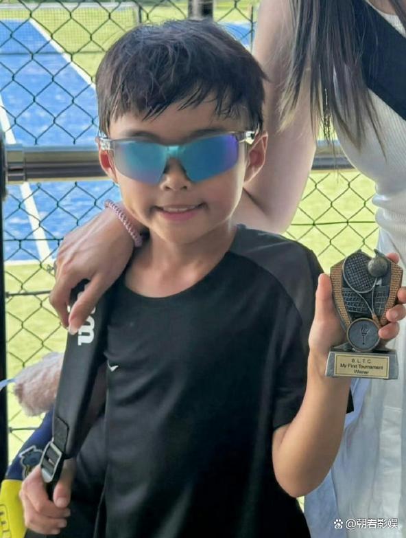 周杰伦昆凌儿子拿了网球冠军 蜗牛精神传承