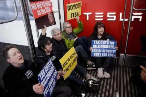 美国多地爆发“反马斯克抗议”_马斯克叛变_马斯克的回应